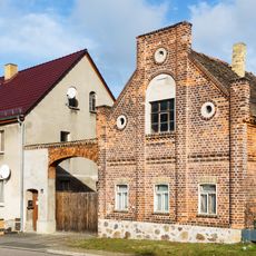 Seitengebäude und Toranlage eines ehemaligen Vierseithofes Im Rundling 25