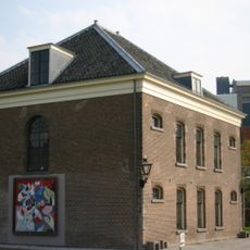 Voormalig cellengebouw voor militairen, onderdeel van het vroegere gevangeniscomplex in en rond het voormalige 17e-eeuwse Pesthuis