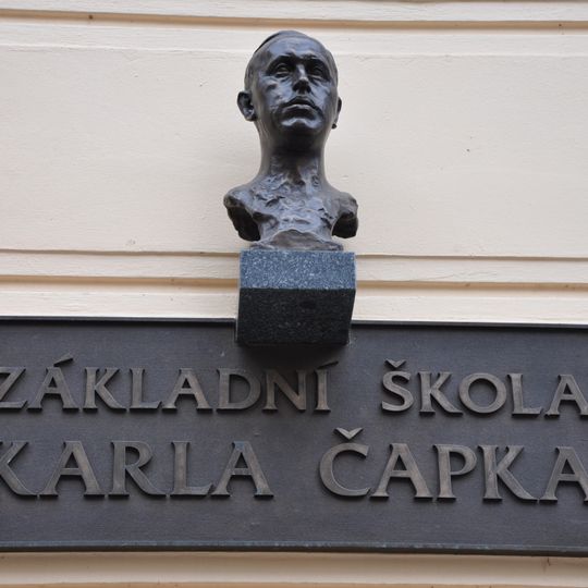 Busta Karla Čapka na škole Kodaňská ve Vršovicích