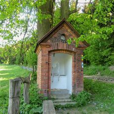 Kaplička západně od Zálesí u polní cesty