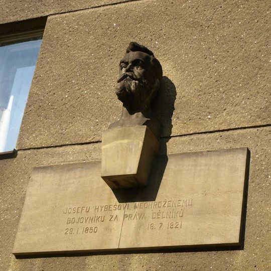 Pamětní deska Josefu Hybešovi na Cejlu