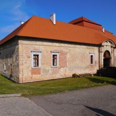 Building surrounding cour d'honneur at Wallenstein loggia