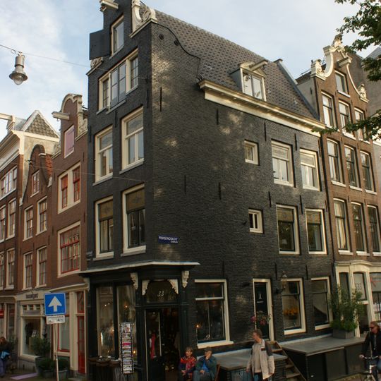 Hoekhuis met halsgevel en pothuizen