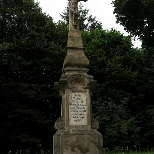 Krucifix před farou