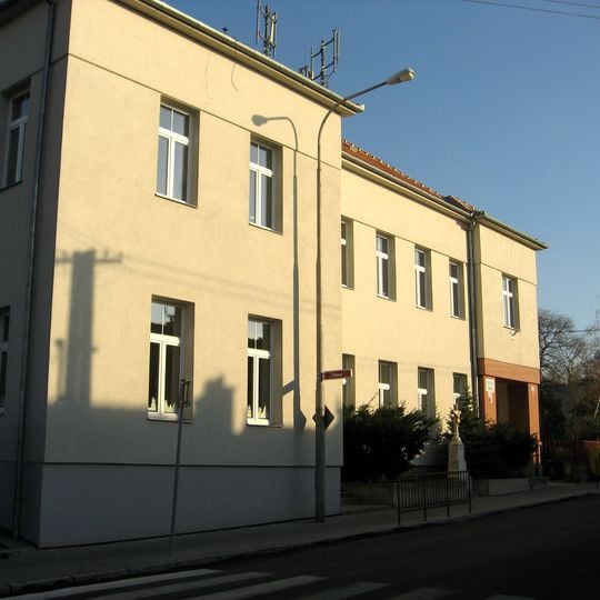 Školní budova v Holáskách