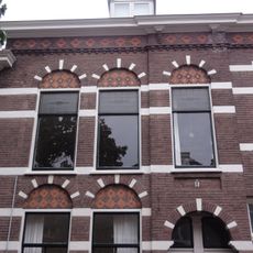 Tweebeukig woonhuis, bestaande uit een beneden- en een bovenwoning