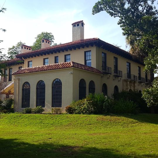 Building at 303 Saluda Avenue