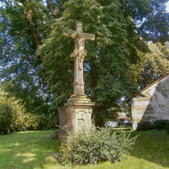Kříž ve Velké Bystřici vedle kostela