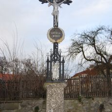 Kříž ve Vlásenici v zahradě