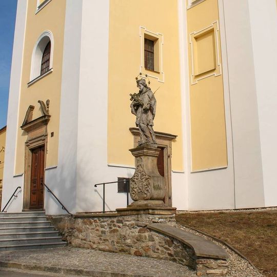 Socha svatého Jana Nepomuckého v Horní Libině před kostelem
