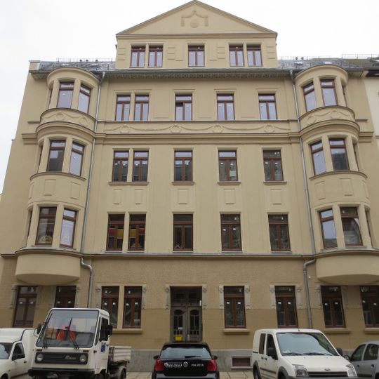 Mietshaus in vormals vermutlich geschlossener Bebauung Fabriciusstraße 1