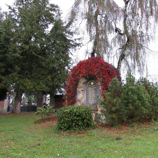 Pomník padlým v Lubníku před hřbitovem