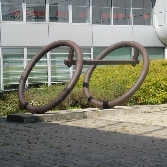 Plastika Nakloněné kruhy v kampusu Masarykovy university v Bohunicích