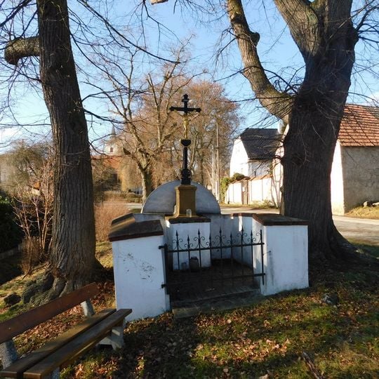 Kříž na návsi v Líšnici