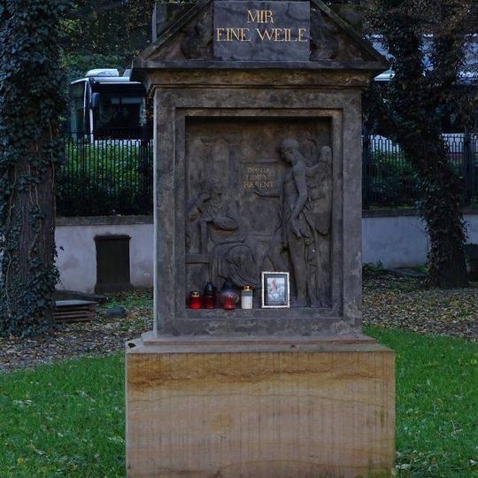 Stéla „Mir eine Weile“ na Malostranském hřbitově
