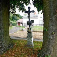 Kříž proti čp. 211 v Jiřicích