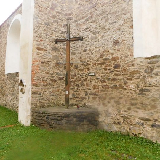 Kříž na místě bývalého oltáře Srdce Ježíšova v ruině kostela ve Vysoké