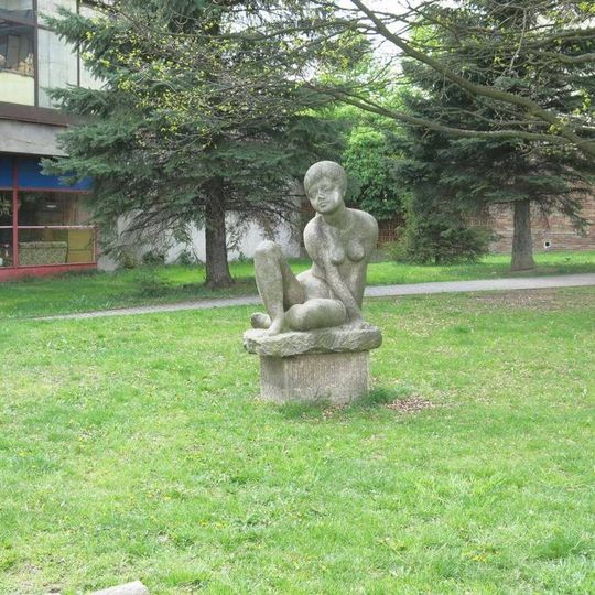 Socha Sedící akt v ulici Marie Majerové v Sokolově