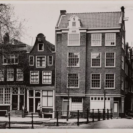 Pand met twee verdiepingen onder afgeknot schilddak