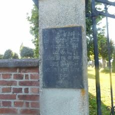 Pamětní deska vlevo na bráně hřbitova v Mnichově