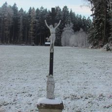 Kříž poblíž rybníku Chadim u silnice mezi Počátkami a Polesím