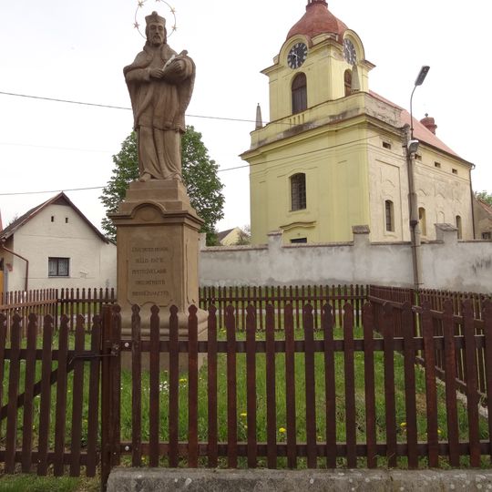 Socha svatého Jana Nepomuckého u kostela v Liblicích