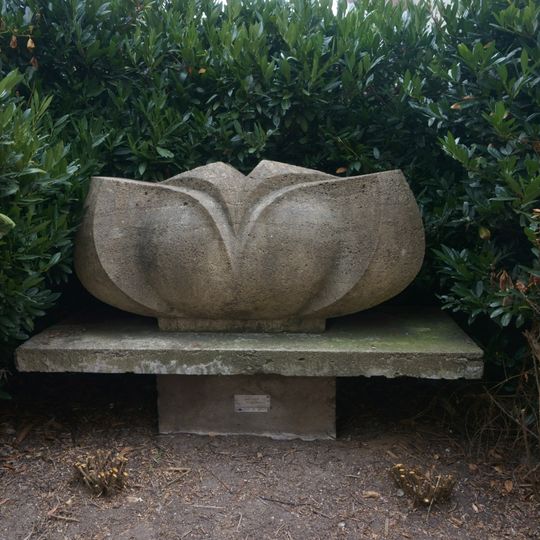 Kamenná plastika Květ na Šaldově náměstí v Liberci