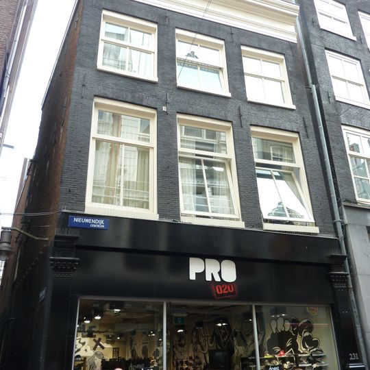 Pand met gevel onder rechte lijst