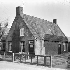 Woonhuis onder zadeldak tussen topgevels