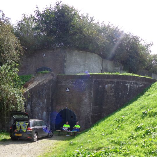 Fort het Hemeltje: Bomvrije flankbatterij A, poterne en remise A