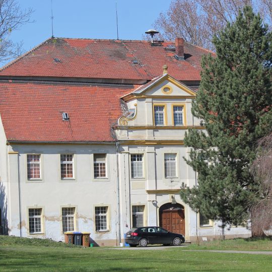 Herrenhaus , westliches Wohnhaus und rechtwinklig angebautes winkliges Wirtschaftsgebäude Kleinförstchen 1