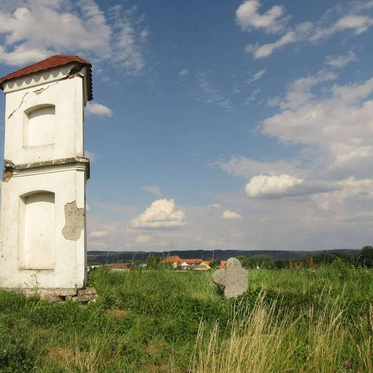 Smírčí kříž u Hnojic na rozcestí