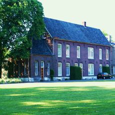 Eénlaags dienstgebouw, van het kasteel. Later opgehoogd met een verdieping.