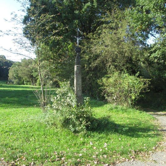 Kříž východně od Kuní u silnice