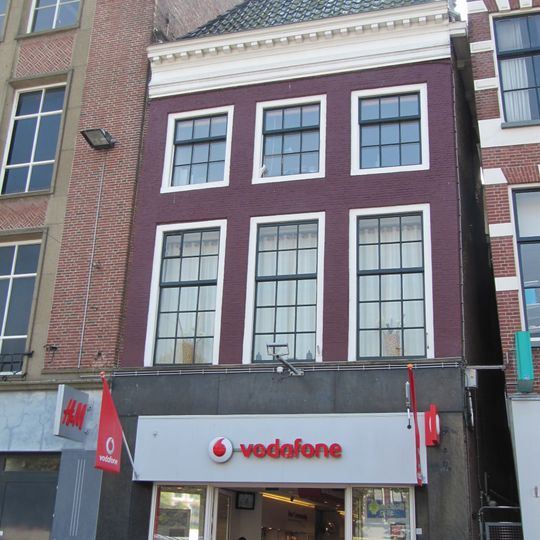 Pand met hoge eerste en lagere tweede verdieping met geblokte kroonlijst voor tentdak