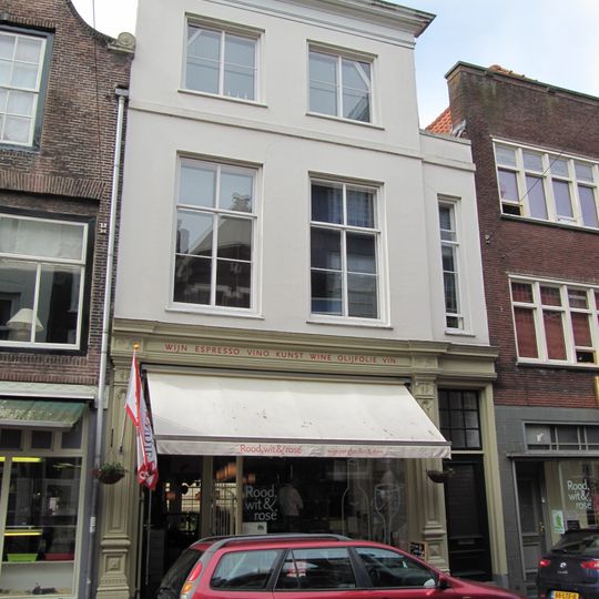 Pand met eenvoudige, gepleisterde lijstgevel met late empire ramen