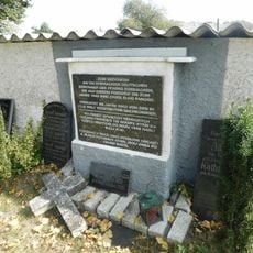 Pomník německým obyvatelům obce na hřbitově ve Třech Sekerách