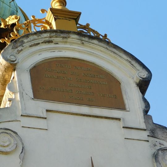 Pamětní deska na východním štítu Hanavského pavilonu na Letné