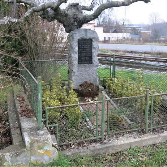 Pomník padlým v květnu 1945 u přejezdu v Čachovicích