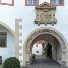 Einzeldenkmal der Sachgesamtheit Rittergut und Park Triestewitz: Herrenhaus mit Torhaus (Nr. 37) und angebautem Wirtschaftsgebäude oder- flügel (Nr. 39) (siehe auch Sachgesamtheitsliste - Obj. 09304669) Schlossstraße 37; 39