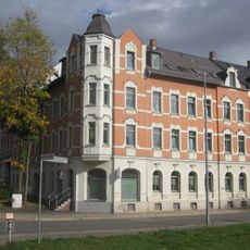 Mietshaus in geschlossener Bebauung in Ecklage mit Vorgarten Nürnberger Straße 2