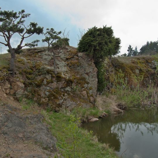 Zatopený lom u silnice do Pocoucova