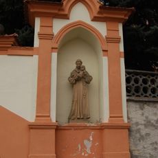 Kaplička v Kasejovicích před kostelem vpravo od brány