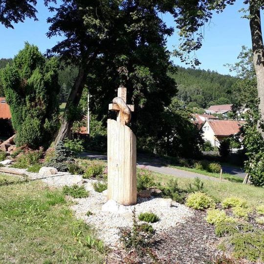 Kříž na návsi v Chotčinách