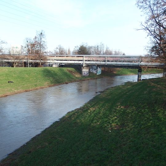 Potrubní lávka přes Dřevnici v Otrokovicích východně od mostu tř. Tomáše Bati
