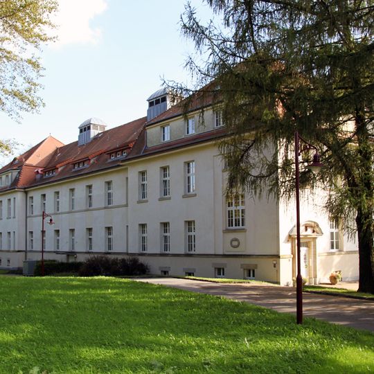 Building B7 : Clinic building in the style of reform architecture Hufelandstraße 15