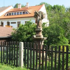 Socha svatého Jana Nepomuckého u domu 7 ve Vojníně