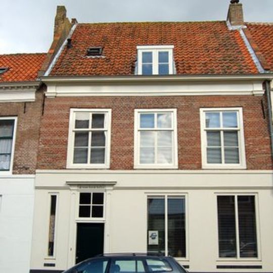 Dwarspand, met lijstgevel aan de straat en zijtopgevel met vlechtingen