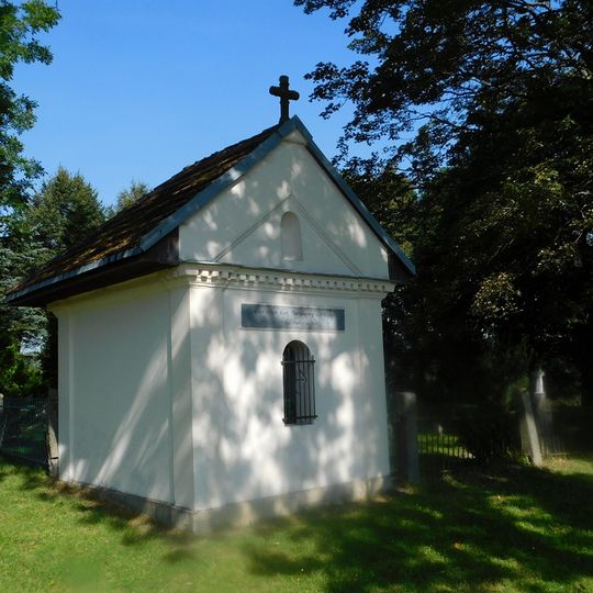 Hřbitovní kaple se sochou Madony v Nové Vsi