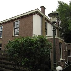 Blok van vier rug-aan-rug gebouwde woningen op vierkante plattegrond, bestaande uit begane grond en verdieping onder een plat dak